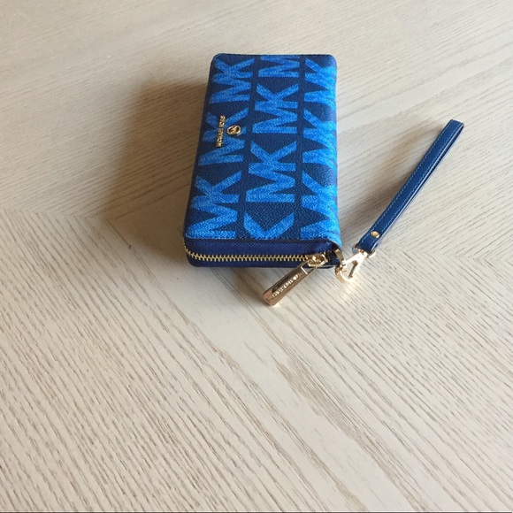 Michael Kors River Blue Multi Wallet, Wristlet - Picture 4 of 13